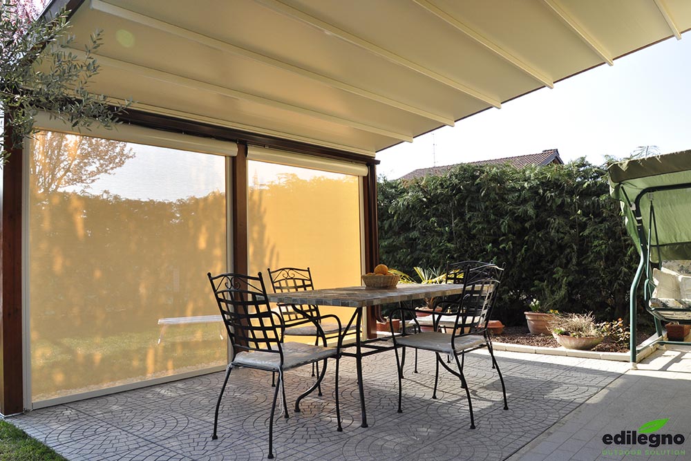 pergola-apribile-in-legno-per-terrazza-con-giardino