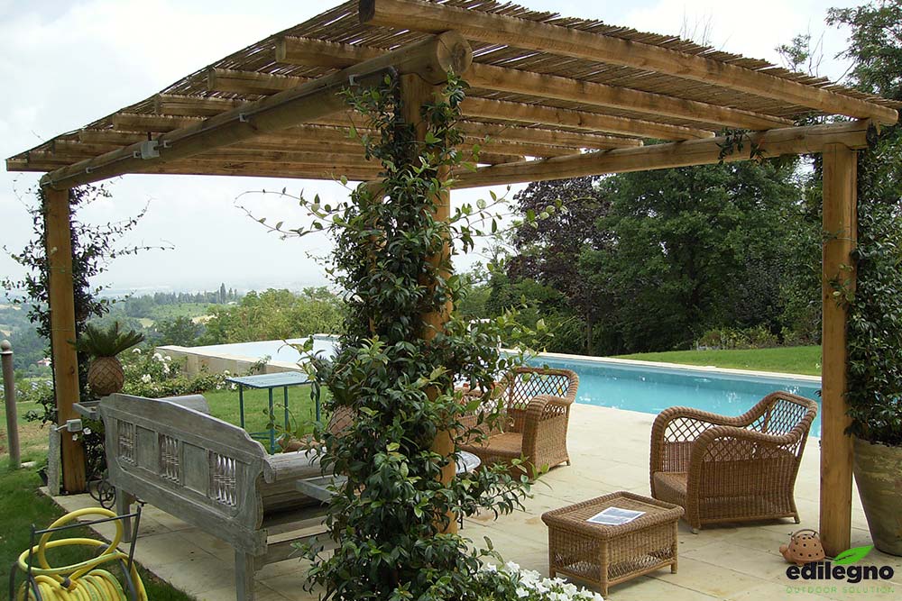 piccolo-gazebo-in-legno-chiaro-arredato